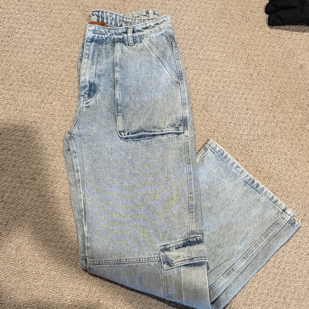 Light denim wash cargo jeans